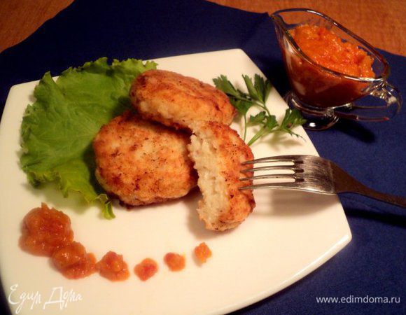Подавать котлетки с конфитюром, украсив зеленью. На гарнир по желанию можно подать отварной рис. Приятного аппетита!