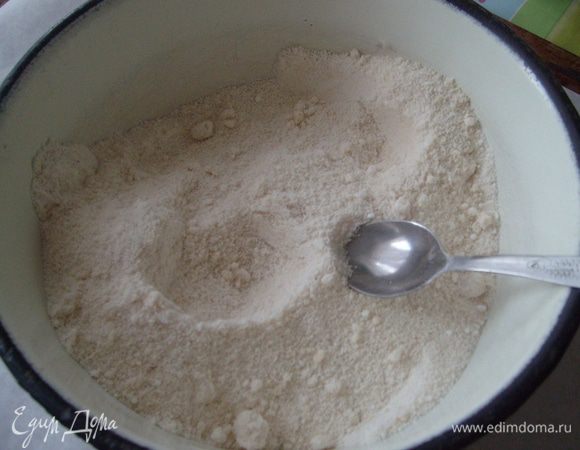 Просеять миндальную муку и сахарную пудру, смешать. Подсушить в духовке в течение 5 мин. и еще раз просеять.
