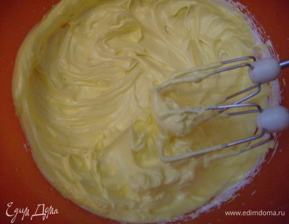 Белки с сахаром взбить до устойчивых пиков, добавляя сахар в три этапа. В конце взбивания добавить краситель.