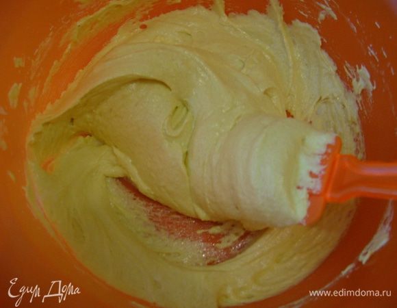 К взбитым белкам добавить миндальную смесь и аккуратно вмешать силиконовой лопаточкой, поворачивая саму миску против часовой стрелки.