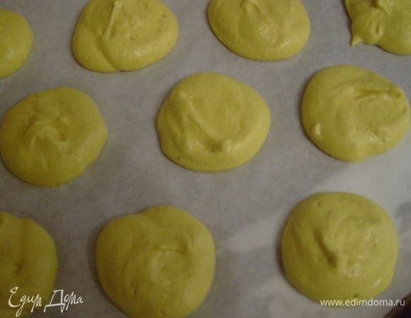 Противень застелить пергаментной бумагой. Предварительно на пергаменте нарисовать кружочки диаметром 3-4 см. Заполнить кондитерский мешок тестом и отсадить печенье на пергамент. Отставить печенье на 30-60 минут, чтобы они обветрились и покрылись ощутимой корочкой.
Выпекать макаруны в разогретой до 150 С духовке 13 мин.
