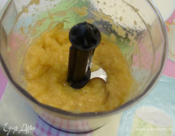 Манго порезать кубиками и измельчить блендером до пюреобразного состояния. Добавить маскарпоне и хорошенько перемешать. Поставить крем для охлаждения в холодильник на 30 мин. 