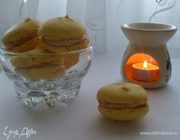 На половинку готового печенья выложить крем и накрыть другой половинкой. Таким образом склеить все макаруны. Охладить в холодильнике не менее 8 часов.