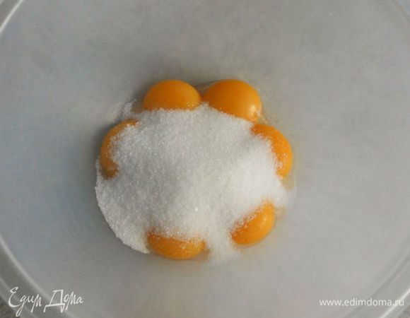 Продукты должны постоять в течении 1 часа при комнатной t.

Отделить желтки от белков, добавить сахар,ваниль, горячую воду 


 


















