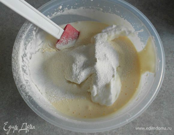 В яичную смесь просеять муку, крахмал, разрыхлитель, хорошо перемешать.