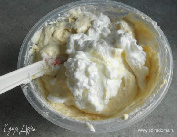 Порциями добавлять взбитые белки и аккуратно смешивать лопаткой.