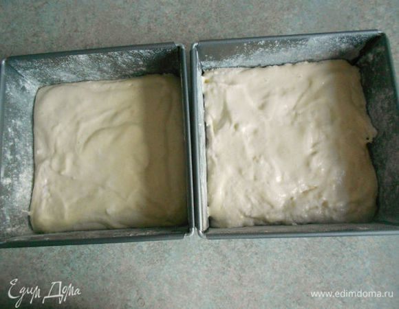 и наполнить тестом.Можно выстлать дно пергаментом. Бортики нельзя смазывать. Я взяла 2 небольшие  квадратные формы.