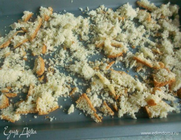 Готовый бисквит выдержать в течении ночи, затем с помощью прочной нити разрезать на 2 или 3 коржа. Если верхний не очень ровный, можно острым ножом аккуратно срезать "холм". Если всё идеально, то придётся немного пожертвовать коржами, поэтому у меня один торт из 3 коржей, а другой из 2, но толстеньких. Обрезки измельчить, подсушить в духовке до светло-коричневого цвета .