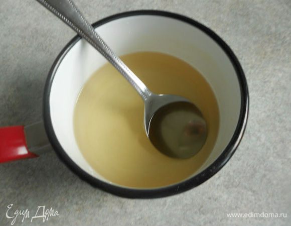 Для пропитки коржей на 110 мл горячей воды добавить 40 г сахара (при желании до 100 г), довести до кипения и растворения сахара, остудить. Если торт предназначен для взрослых, добавьте 2 ст.л. коньяка, а для детского варианта лучше пропитать разведенным фруктовым сиропом.