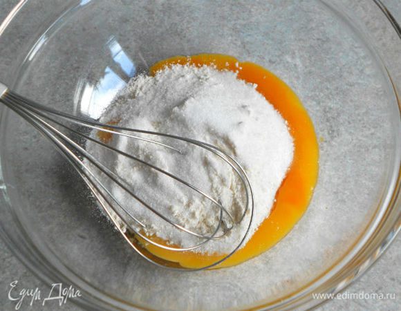 Готовим крем: взбить желтки, 100 г сахара и муку, 