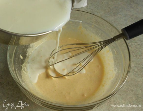 тонкой струйкой влить горячее кипячёное молоко и на маленьком огне варить при постоянном помешивании 5-7 мин. до загустения,