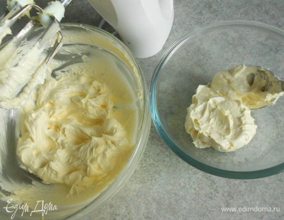 Мягкое сливочное масло растереть добела с 50 г сахара. Отложить 3- 4 ст.л. в отдельную миску-это масло понадобиться для украшения.