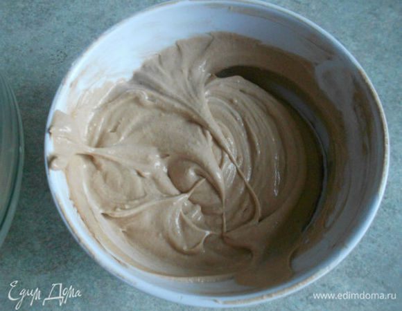 Постоянно взбивая масляную смесь, по 1 ст.л. добавляйте в неё заварной крем. Масса не должна расслаиваться, поэтому будьте терпеливы и тщательно перемешивайте. Я использовала не весь заварной крем, т.к. решила, что его слишком много.
Поскольку у меня 2 торта, то крем я разделила на 2 миски. Во вторую добавила какао.