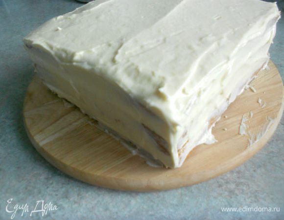 Каждый корж  равномерно полить пропиткой, намазать кремом, укладывая их друг на друга. Верх и бока также покрыть кремом. Убрать торт в холодильник.