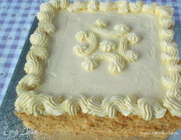 Остатки белого крема добавить в миску с отложенным ранее взбитым маслом, нанести часть полученной смеси на верх  торта, выровнять. Остальное выложить в кондитерский мешок. Бока торта обсыпать бисквитной крошкой.Иногда обсыпали рубленными грецкими орехами. Из мешка нанесите украшения.