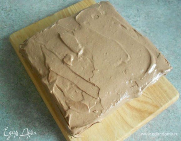 Теперь займёмся "шоколадным" тортом. Также пропитать коржи (их здесь 2), смазать кремом и уложить друг на друга, обмазать бока и верх.