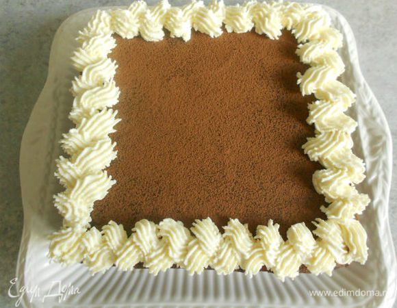 Растопить на водяной бане шоколад, немного остудить и смешать с оставшимся кремом. Нанесите  и эту массу  на торт. Она более плотная и как бы "запечатывает" его снаружи. Уберите в холодильник часа на 2. Перед подачей посыпьте порошком какао через ситечко. Взбейте сливки до мягких пиков и украсьте торт из кондитерского мешка. Шоколадные листочки я сделала заранее.
 