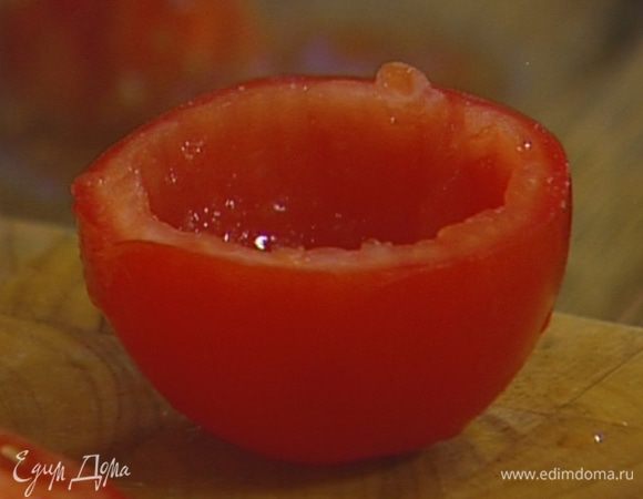 Помидоры разрезать пополам, ложкой вынуть мякоть.