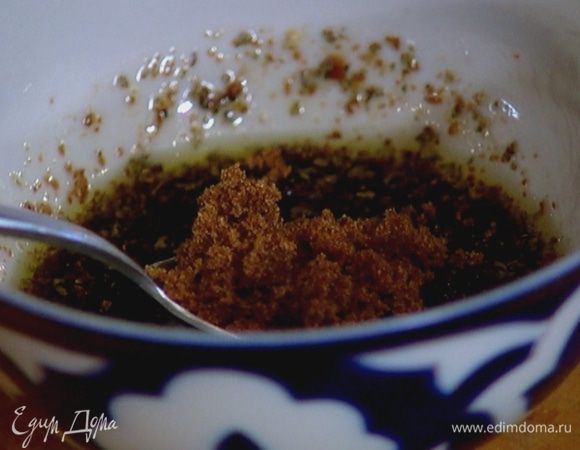 Майоран соединить с сахаром, солью, перцем, влить 1 ст. ложку оливкового масла, бальзамический уксус и перемешать.