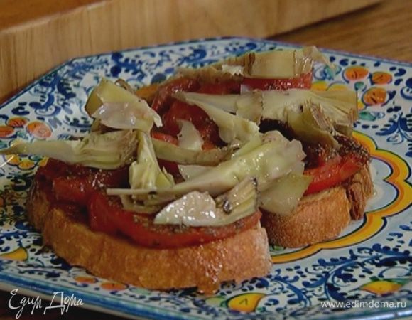 На хлеб выложить помидоры, полить оставшимся в фольге помидорным соком, сверху разложить артишоки.