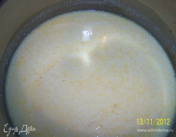 Порциями добавьте белковую массу в мучную, перемешайте. Разделите жидкое тесто на 3 частти и выпекайте коржи в разогретой до 180гр. духовке, 20-25мин.  