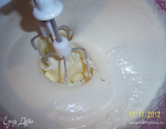 Готовим крем: взбейте миксером маскарпоне со сливками и сахарной пудрой.Уменьшите скорость, добавьте оставшуюся цедру, ваниль и снова прибавьте скорость. Готовый крем уберите в холодильник на 2-3 часа.