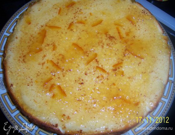 Намажте остывшие коржи апельсиновым джемом, выложите друг на друга.