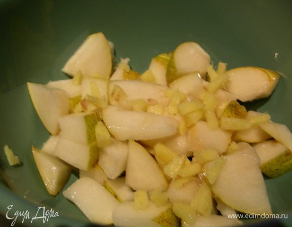 1 грушу очищаем и режем мелкими  кубиками. Имбирь трем на терке и добавляем к ней. 
