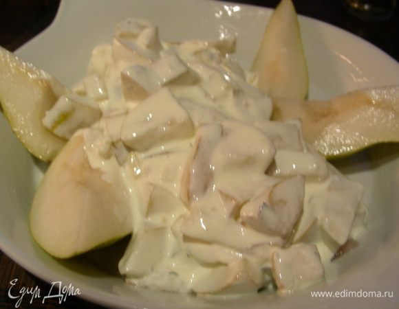 Если у Вас целая курочка или цыпленок, то фаршируем ее этой начинкой. Края надо соединить зубочисткой, чтобы начинка не вытекла при запекании. Выкладываем ее в смазанную маслом форму для запекания. Так как я делала с грудкой, то я начинку (в моем случае соус), выложила сверху на филе.
Вторую грушу разрезаем напополам (я на 4 части) и выкладываем к курочке. Смазываем курочку и грушу сливочным маслом и отправляем в духовку 200 гр минут на 30, и более в зависимости от веса птицы и Вашей духовки. Периодически поливаем курицу и грушу выделяющимся соком. Я половину времени готовила под фольгой, затем ее сняла. 

