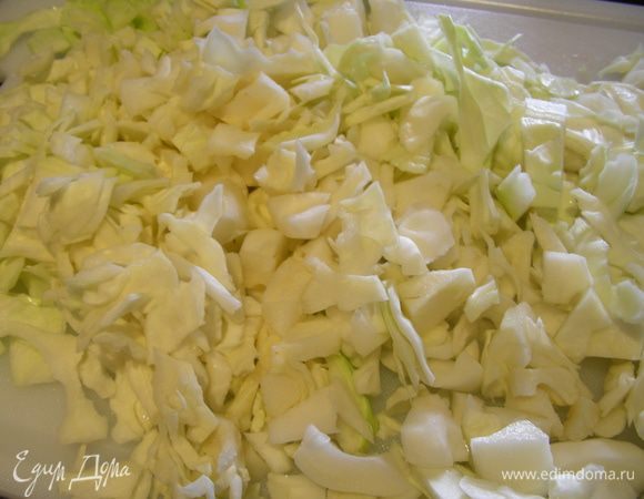 Капусту тонко шинкуем.
