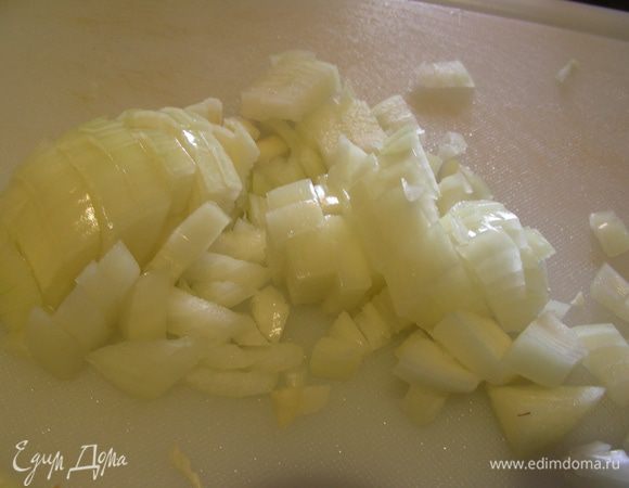 Лук режем мелко. 
