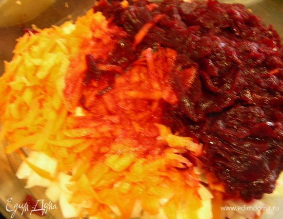 Трем на терке морковь и свеклу.
