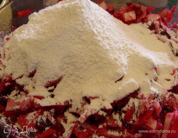 Все перемешиваем.Добавляем все остальные продукты и тщательно перемешиваем. Выкладываем в форму для запекания (24-26 см), удобно ее выложить бумагой для выпечки.

