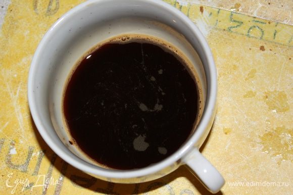 Завариваем кофе и растворяем в нем сахар.