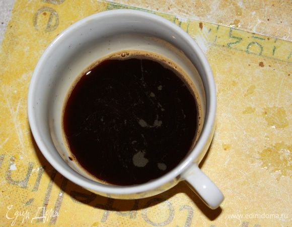 Завариваем кофе и растворяем в нем сахар.