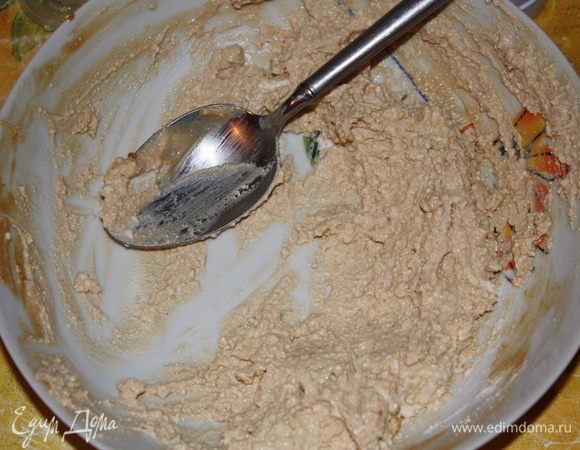 Понемногу вливаем кофе в творог,тщательно вымешивая до однородности. Печенье измельчаем в блендере или скалкой.