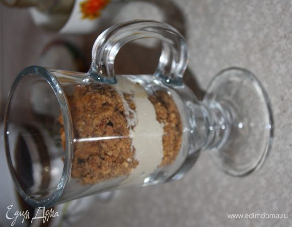 Начинаем выкладывать в бокалы или кружки. Сначала слой печенья,потом творога,потом печенья и снова творога. Этого количества ингридиентов у меня хватило на 2 таких бокальчика)