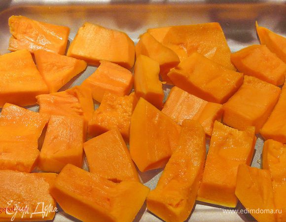 Я советую вам взять тыкву сквош. При запекании она не дает много воды и имеет мякоть почти без волокон, что дает очень нежное пюре.
Отварите тыкву на пару или поставьте запекать в духовку на 20-25 минут. Дайте полностью остыть.