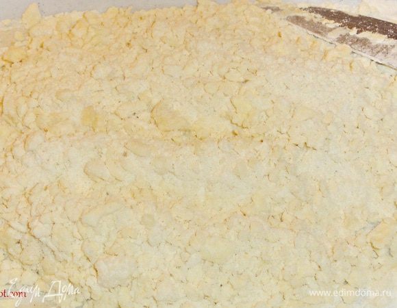 Для теста нарубите холодное масло с мукой и солью в крошку. 