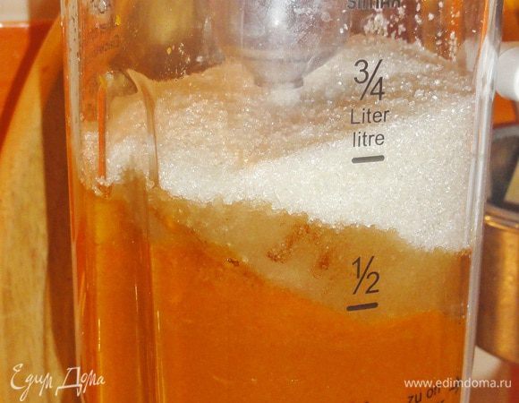 Займемся начинкой. В блендере взбейте зыпеченую тыкву, сахар, коньяк, имбирь и корицу.

