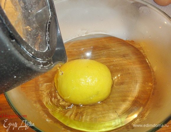 Залейте лимон кипятком на 1-2 минуты. Вы уберете горечь и усилите аромат цедры.