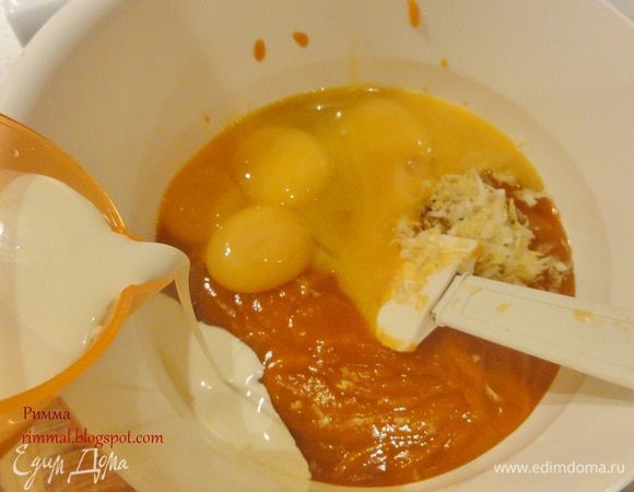 К тыквенному пюре добавьте желтки, сливки и лимонную цедру.

