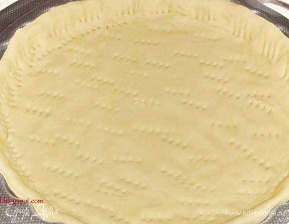 Вынимаем тесто из холодильника. Можно раскатать, а можно сразу распределить его по форме с невысокими бортами. Сделайте проколы вилкой.