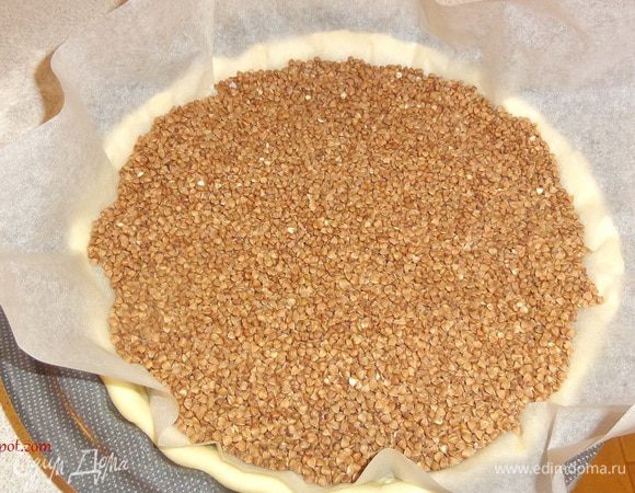 Выньте форму с тестом. Убавьте духовку до 180 гр. Теперь можно выливать начинку в тесто и выпекать еще 30 минут, пока начинка не затвердеет (начинка не должна дрожать) .

