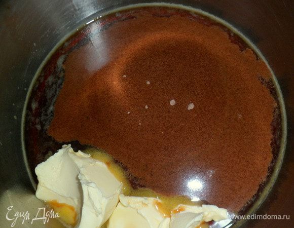 Берем 150 мл фильтрованного кофе, добавляем 50 г масла сливочного и  доводим до кипения, затем снимаем с огня, немного остужаем.