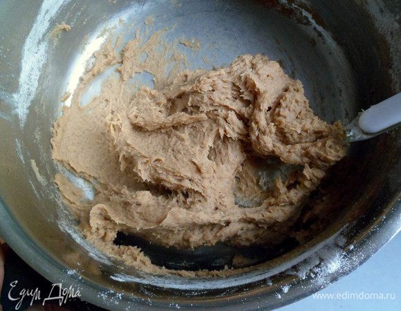 Постепенно всыпаем муку 120 г, все хорошо перемешиваем,чтобы не было комков.
