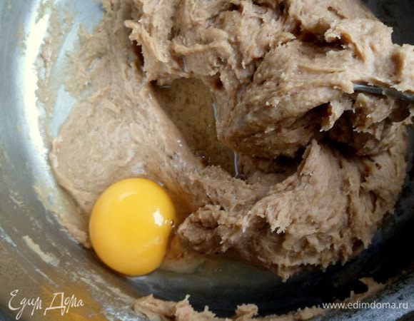 Даем немного остыть и потом вводим поочередно  2 яйца