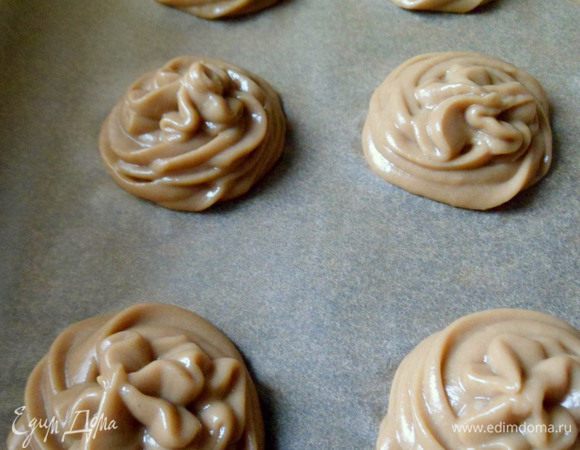 затем на лист, застланный пек. бумагой, выдавливаем из конд. шприца небольшими порциями тестo.