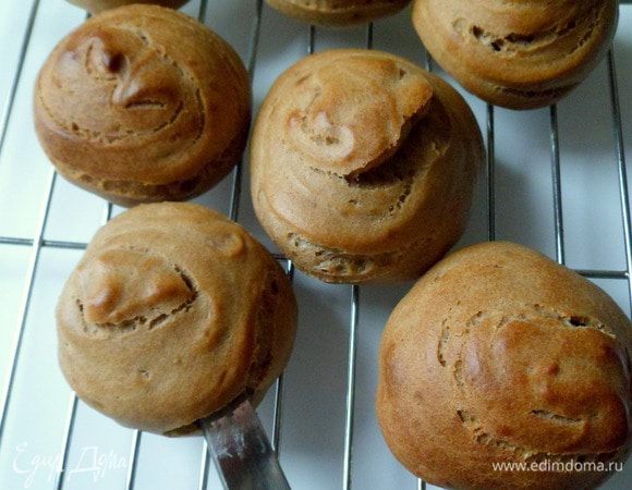 Выпекать 20 минут,при температуре 200 гр. Затем остужаем на решетке, проткнув ножом каждый профитроль, чтобы вышел горячий воздух