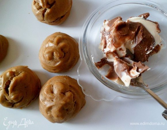 Остывшие профитроли наполняем шоколадной пастой.
